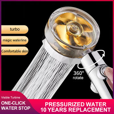 Pommeau de douche à hélice turbo tenu dans la main avec filtre à eau de douche turbocompressé de petite taille